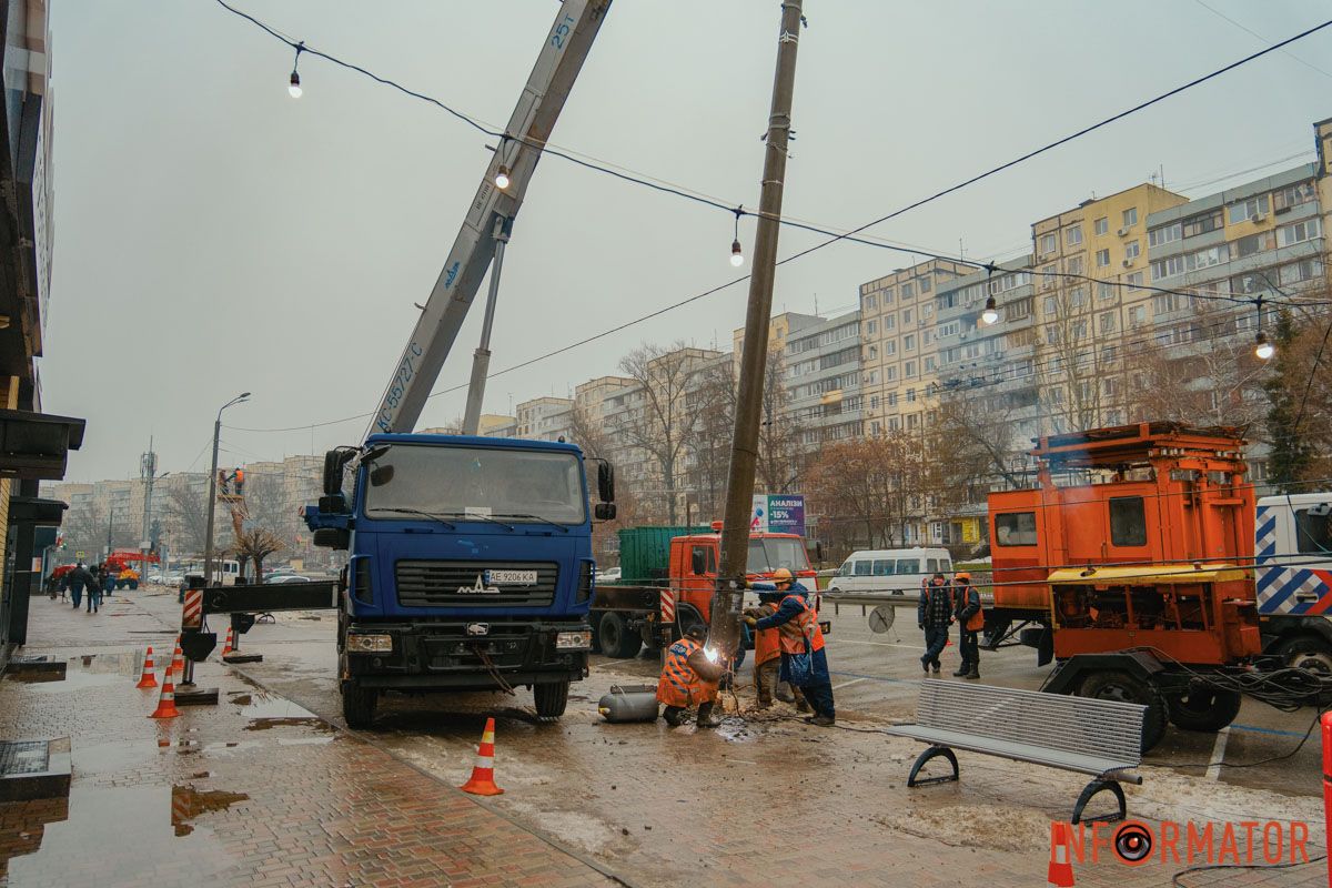 Інформатор побував на місці події У Дніпрі на Перемозі, біля ТЦ «Кодак», стовп повис на дротах: рух тролейбусів обмежено 20