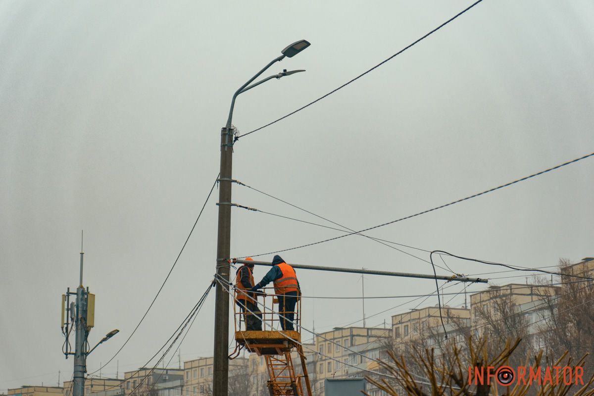 Комунальні служби ліквідовують аварійну ситуацію У Дніпрі на Перемозі, біля ТЦ «Кодак», стовп повис на дротах: рух тролейбусів обмежено 18