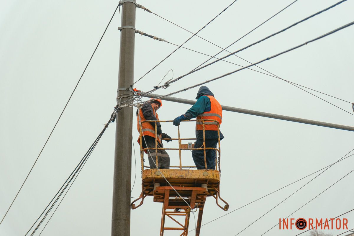 Служби оперативно реагують У Дніпрі на Перемозі, біля ТЦ «Кодак», стовп повис на дротах: рух тролейбусів обмежено 21