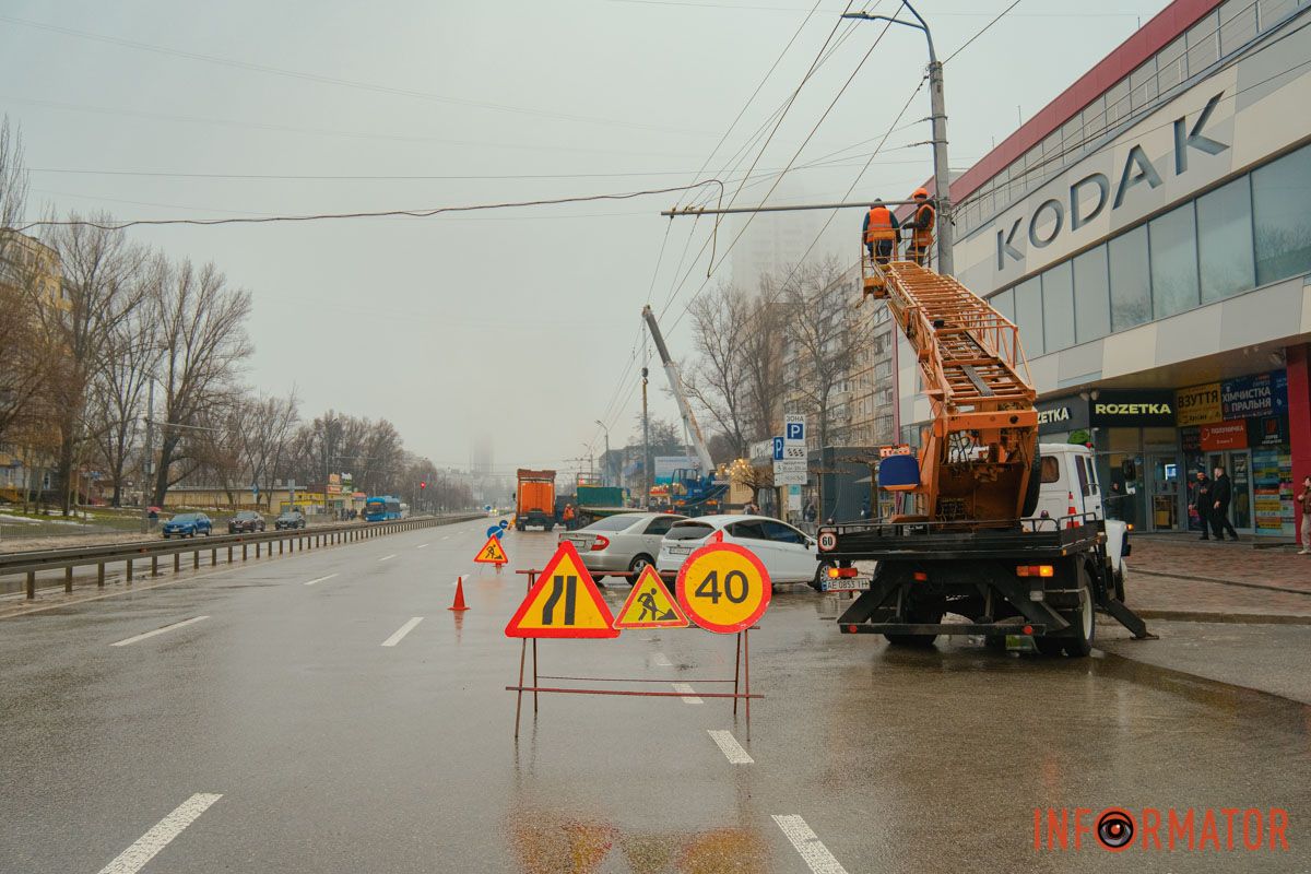 Пошкодження контактної мережі біля торговельного центру У Дніпрі на Перемозі, біля ТЦ «Кодак», стовп повис на дротах: рух тролейбусів обмежено 17