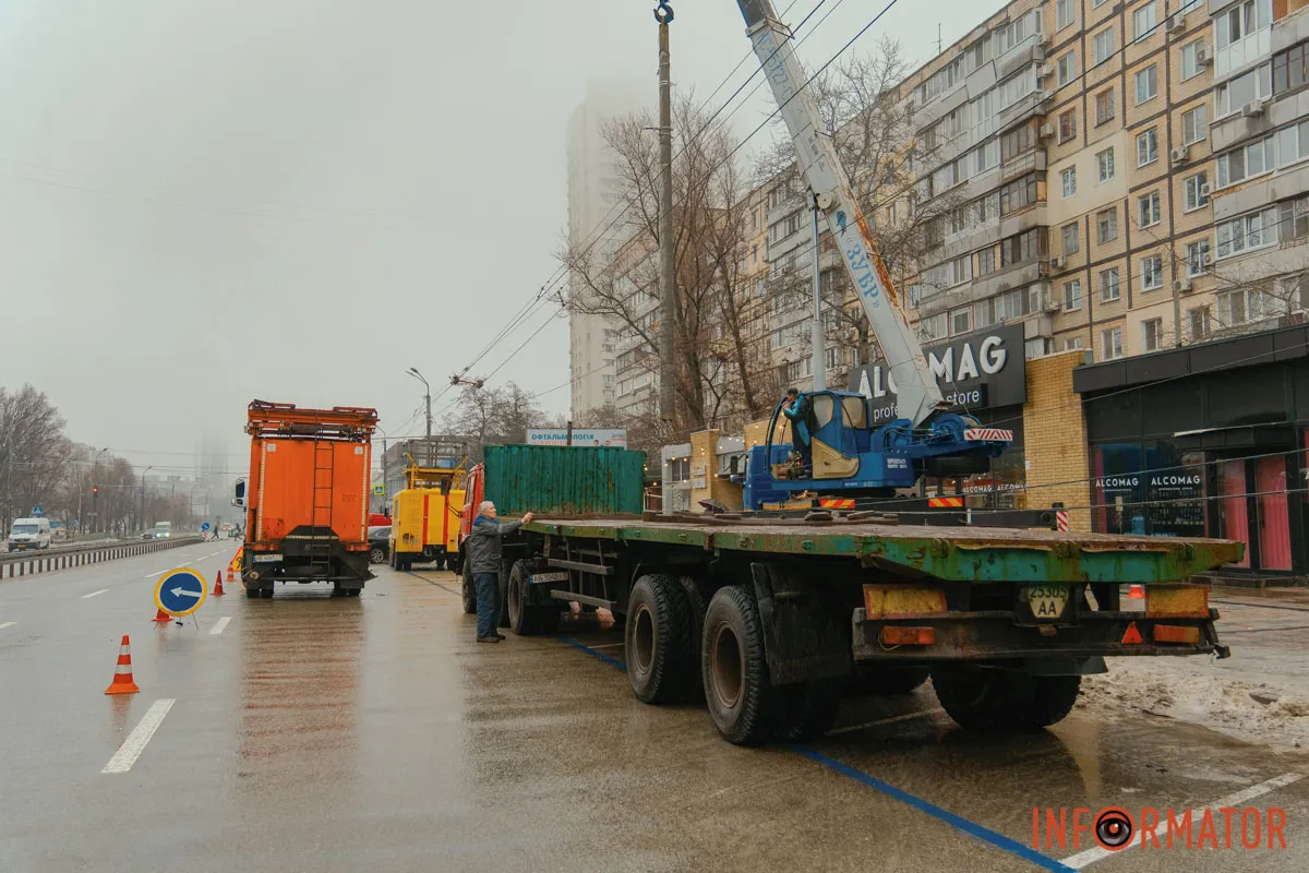 Враховуйте інформацію при плануванні поїздок У Дніпрі на Перемозі, біля ТЦ «Кодак», стовп повис на дротах: рух тролейбусів обмежено 10