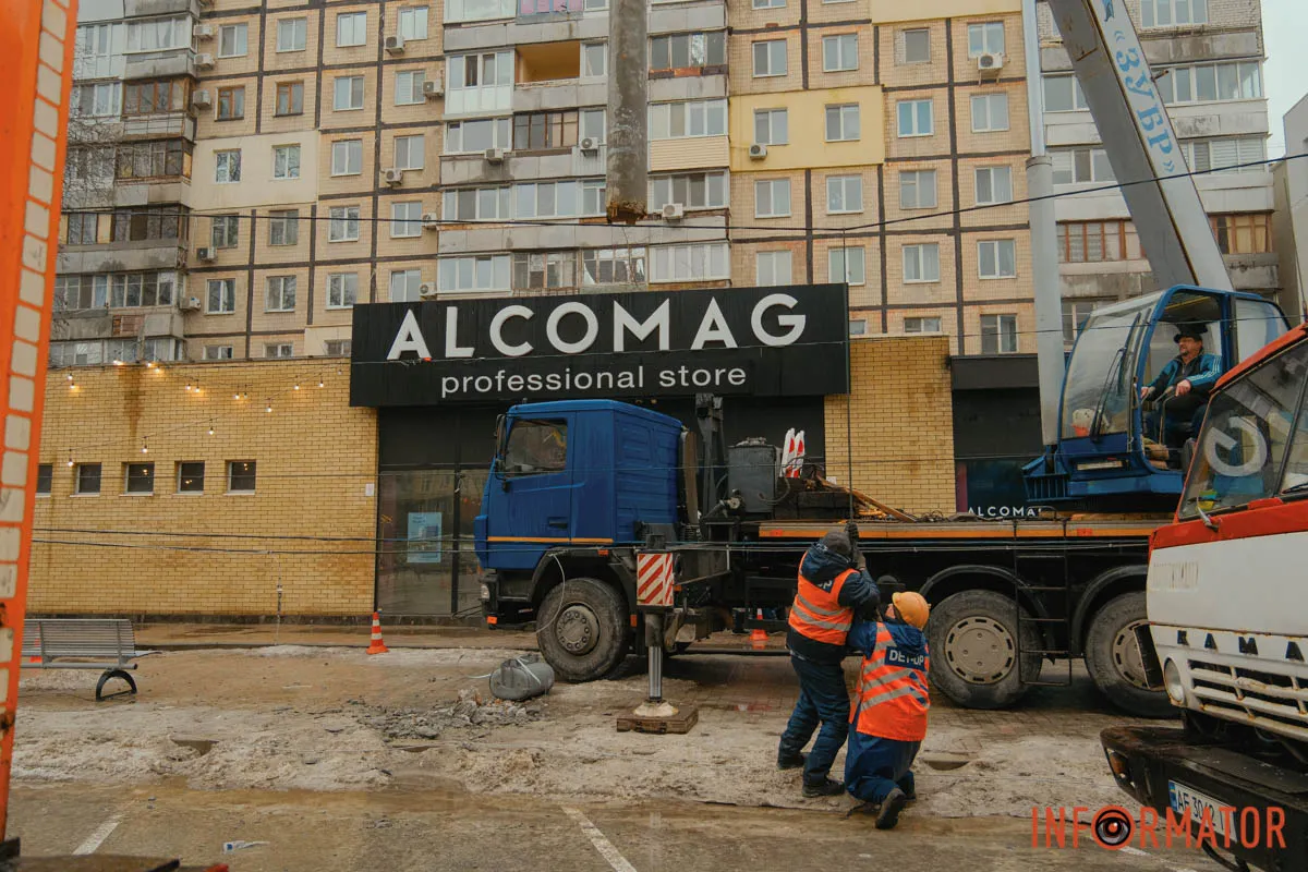 Житломасив Придніпровськ тимчасово залишається без електроенергії У Дніпрі на Перемозі, біля ТЦ «Кодак», стовп повис на дротах: рух тролейбусів обмежено 11