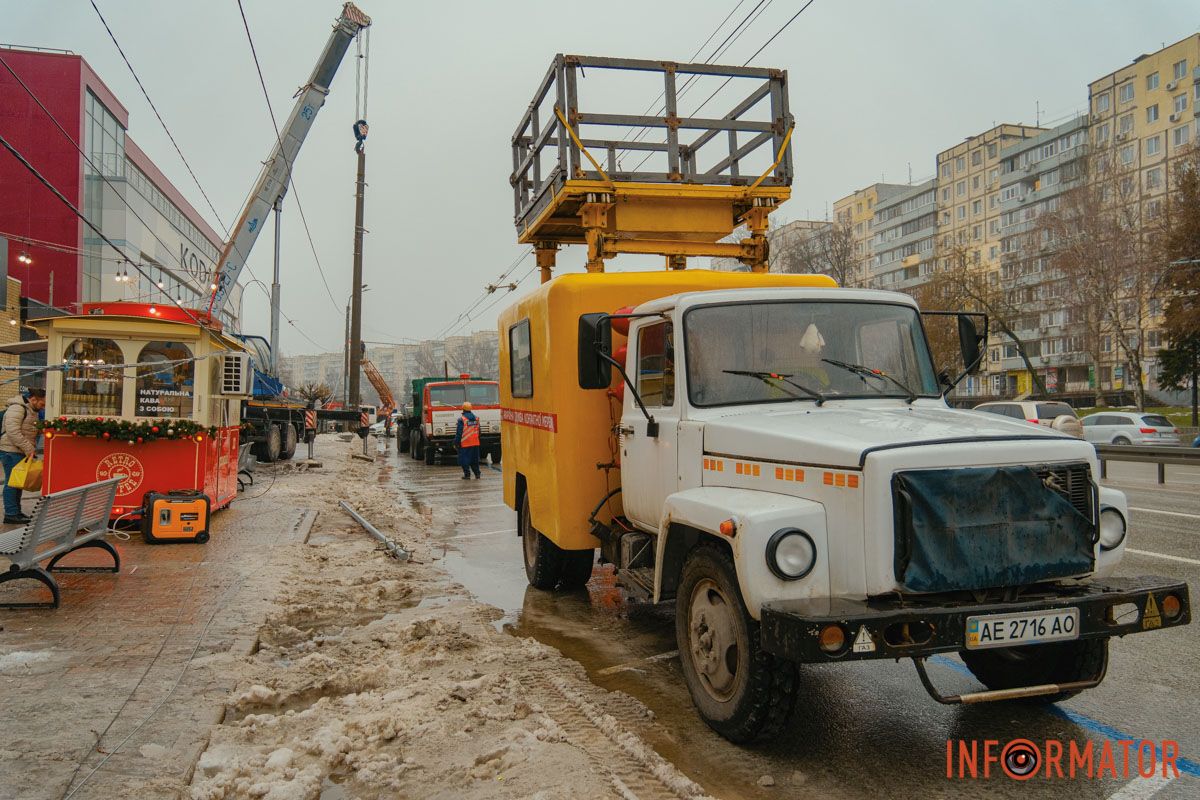 Комунальники намагаються стабілізувати конструкцію Комунальники намагаються стабілізувати конструкцію