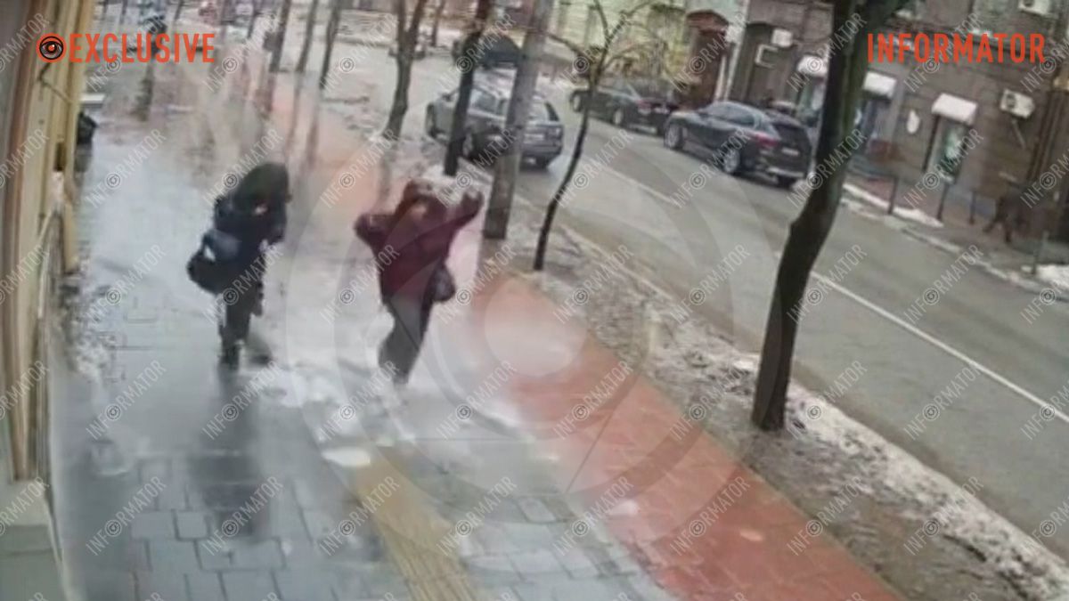 "Пункт призначення": у Дніпрі на Воскресенській брила льоду ледь не вбила жінок