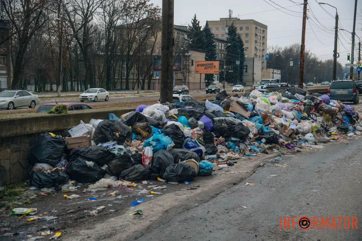 Скупчення побутових відходів біля парапетів на проспекті Богдана Хмельницького