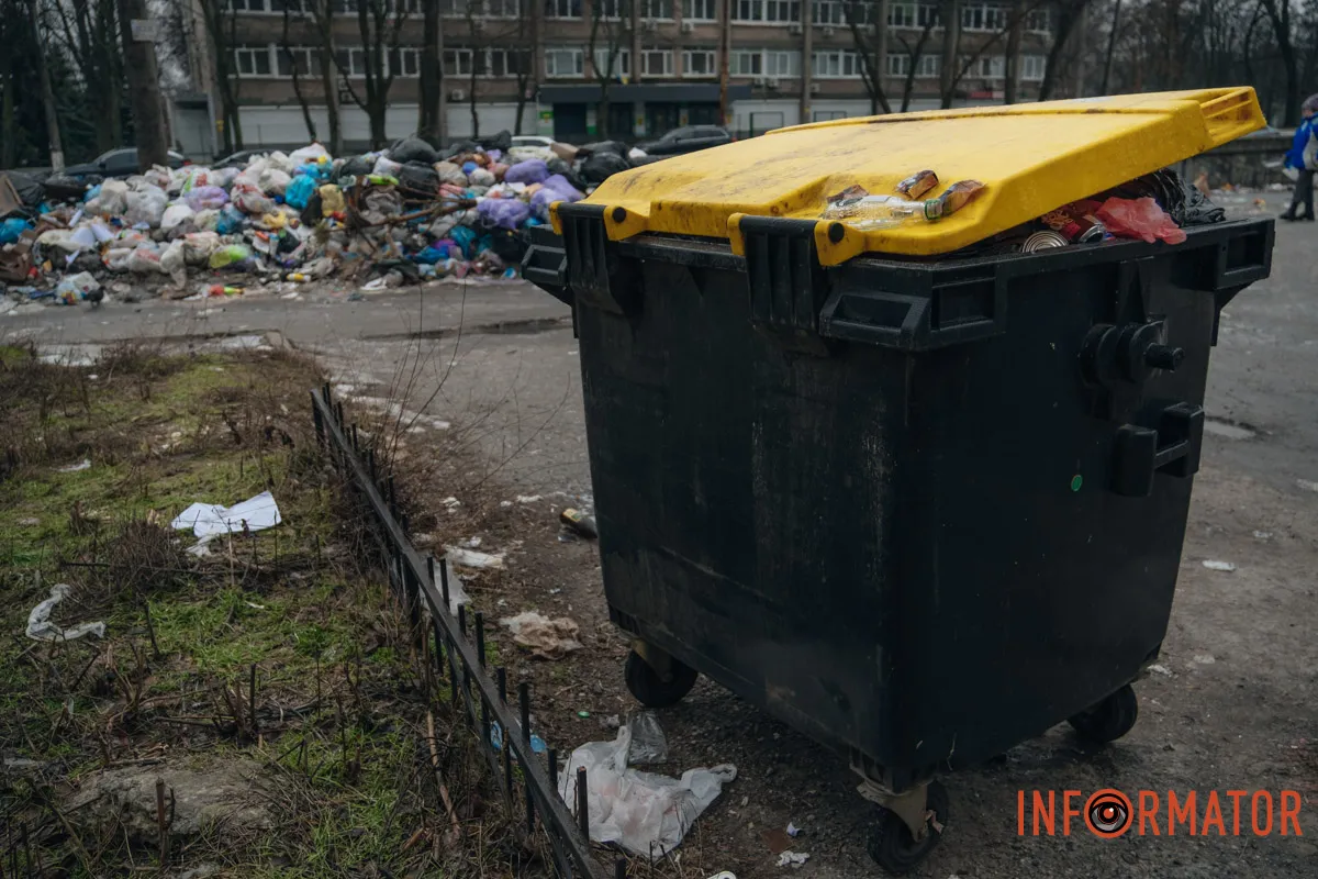 Повні сміттєві баки