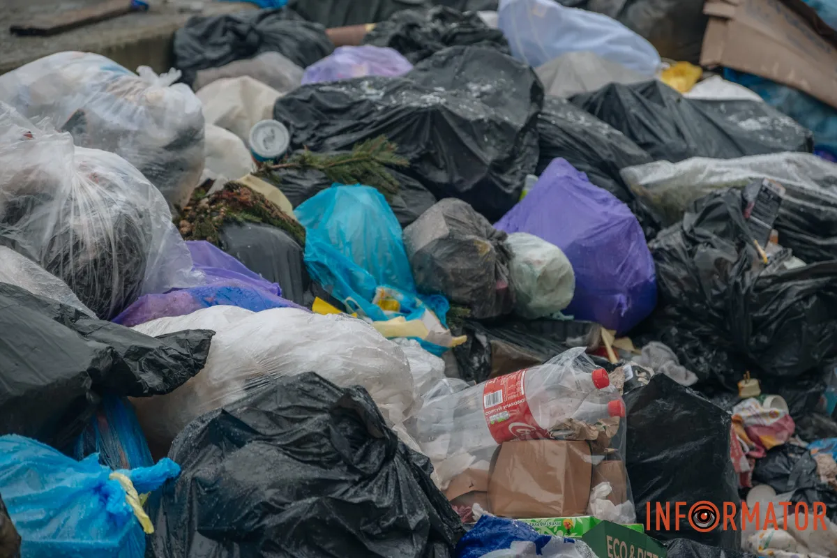 Місцеві мешканці скаржаться, що відходи не вивозять уже близько місяця