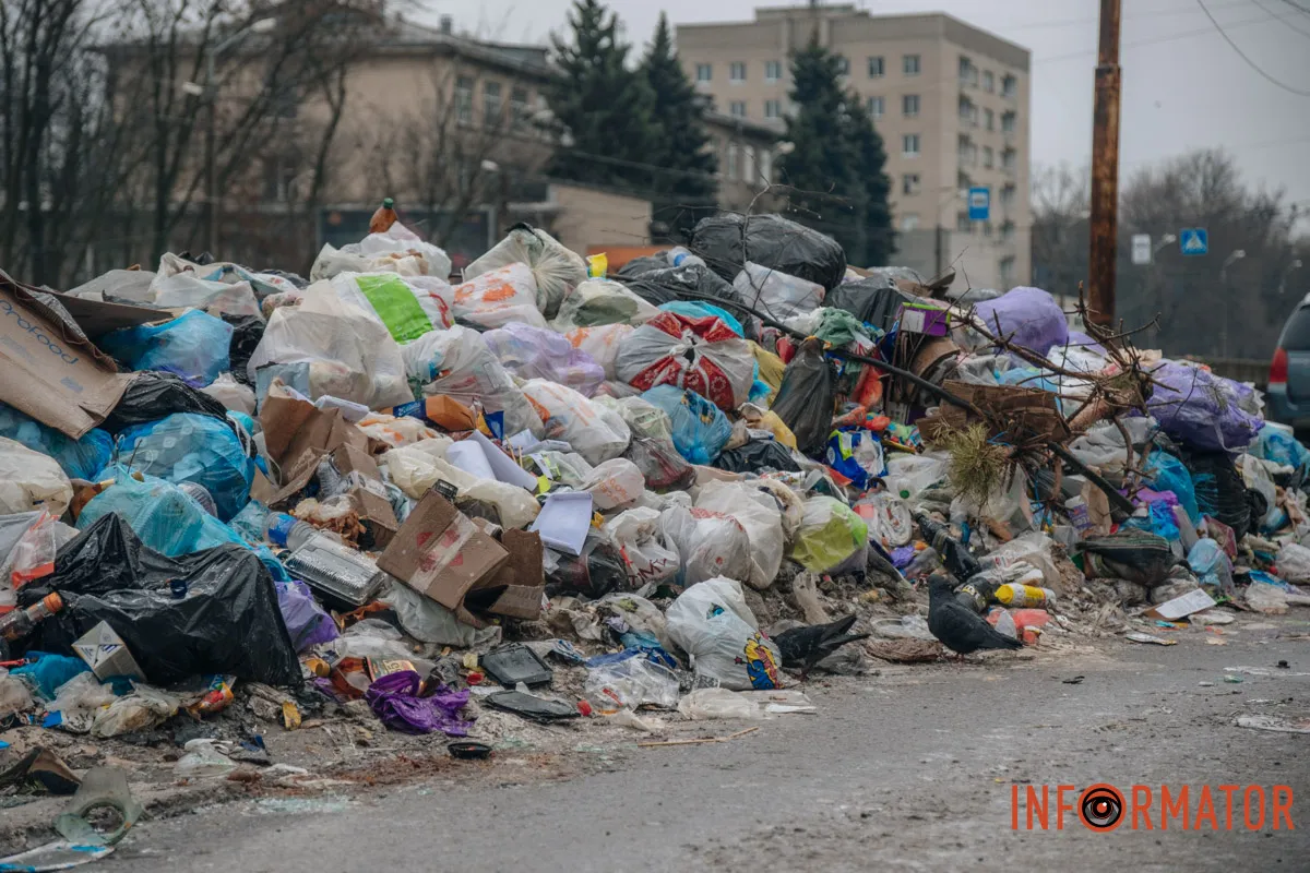 «Сміттєвий колапс» на одному з проспектів Дніпра