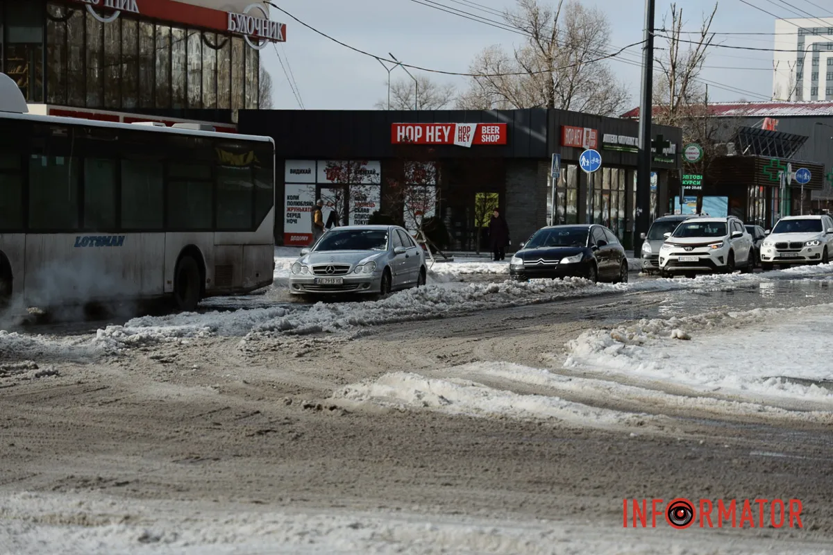У морози у Дніпрі біля ринку «Зразковий» прорвало водогін: усе потопає у воді 1