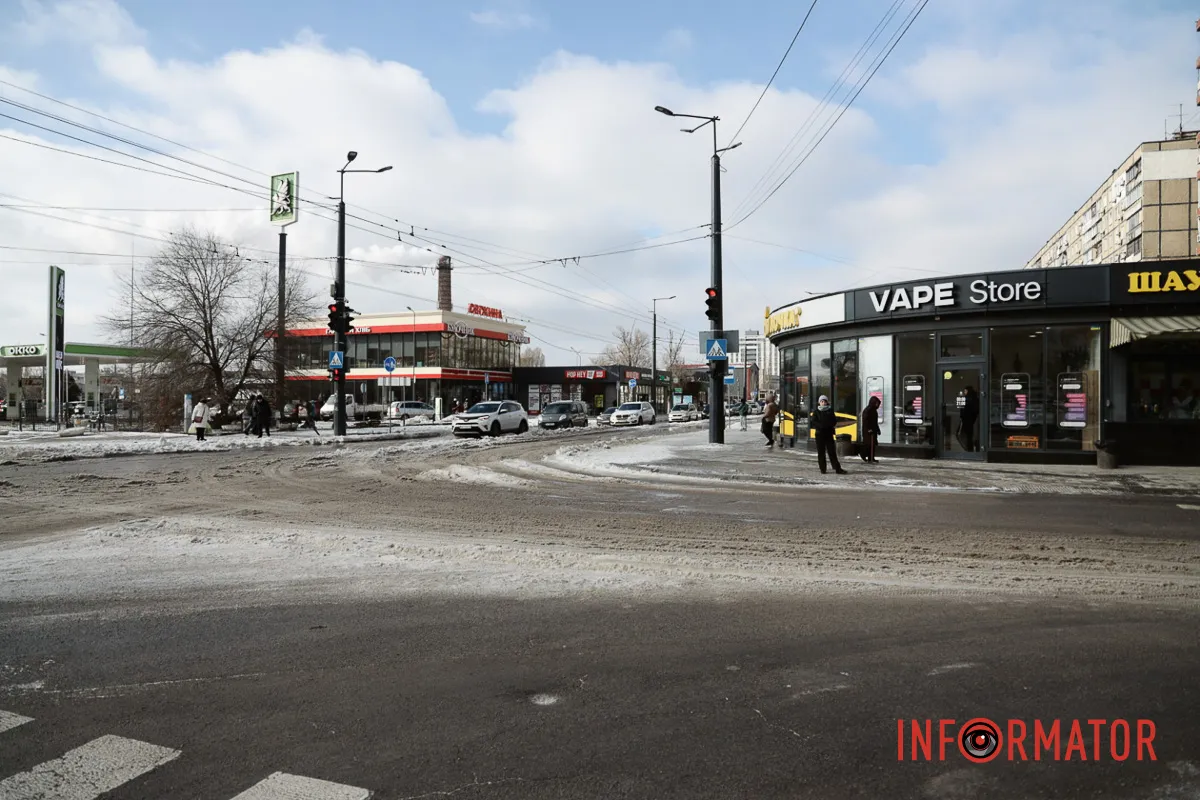 У морози у Дніпрі біля ринку «Зразковий» прорвало водогін: усе потопає у воді 2