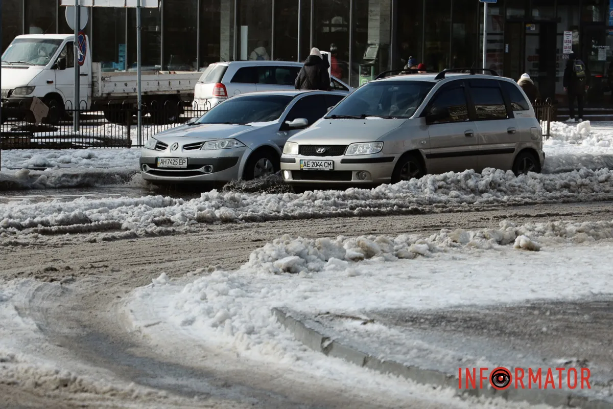 У морози у Дніпрі біля ринку «Зразковий» прорвало водогін: усе потопає у воді 3