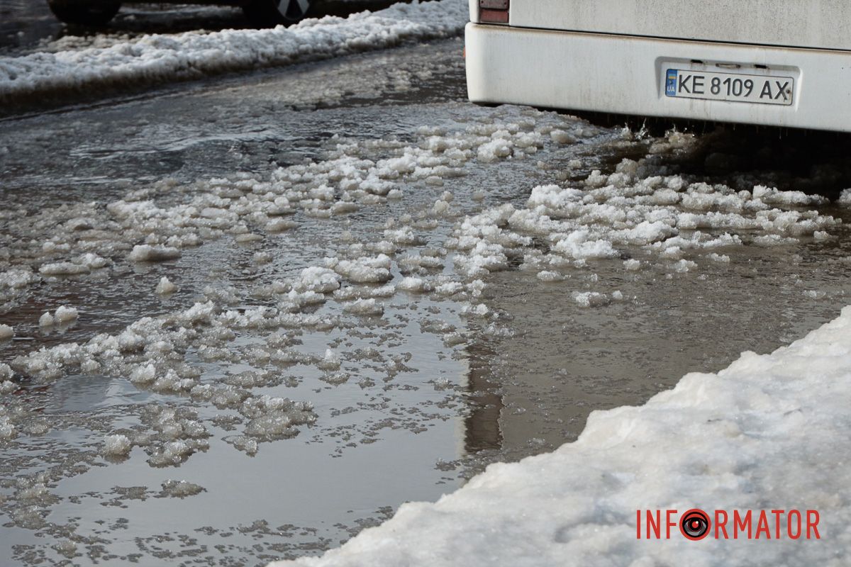 У морози у Дніпрі біля ринку «Зразковий» прорвало водогін: усе потопає у воді 12
