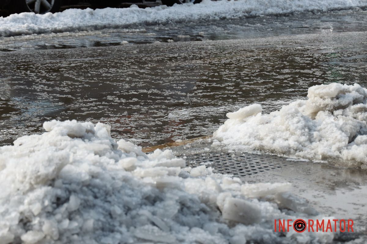 У морози у Дніпрі біля ринку «Зразковий» прорвало водогін: усе потопає у воді 13