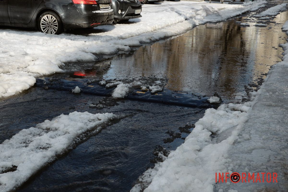 У морози у Дніпрі біля ринку «Зразковий» прорвало водогін: усе потопає у воді 8