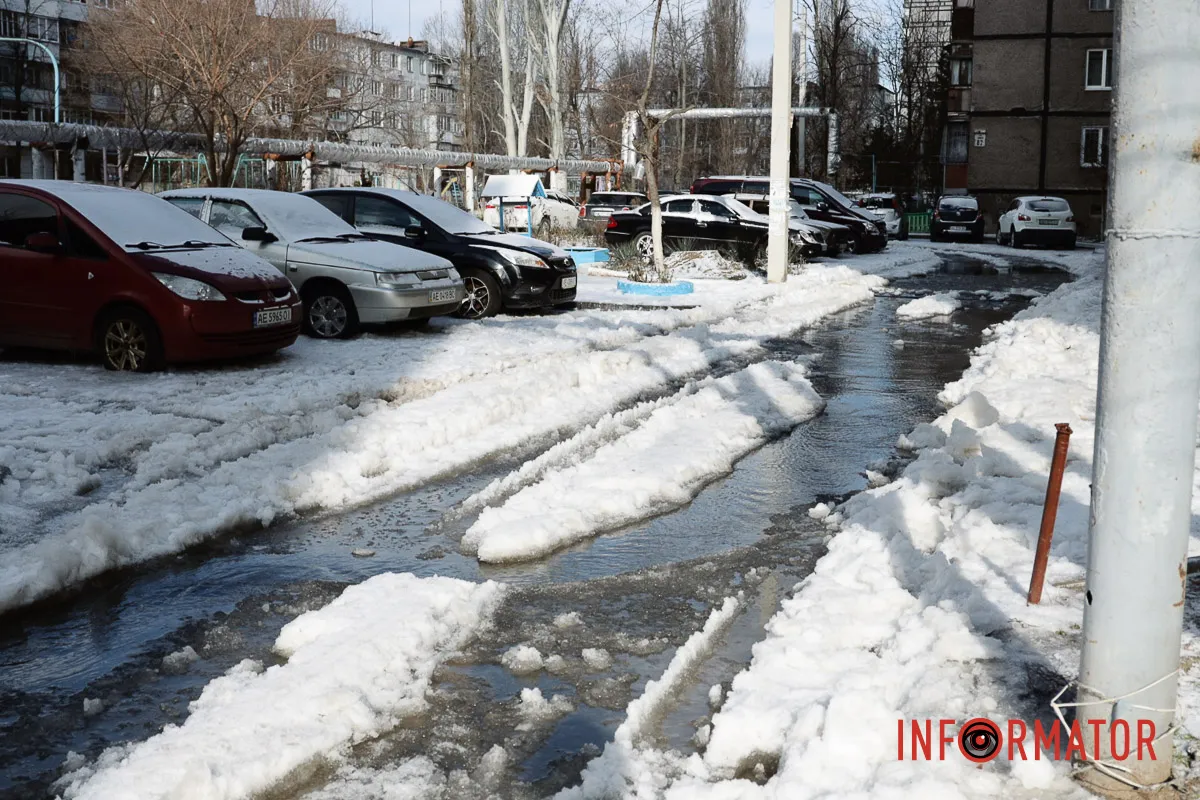 У морози у Дніпрі біля ринку «Зразковий» прорвало водогін: усе потопає у воді 7