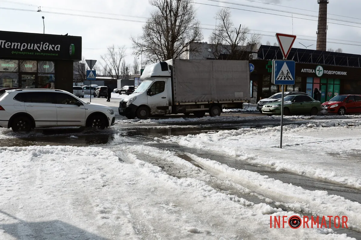 У морози у Дніпрі біля ринку «Зразковий» прорвало водогін: усе потопає у воді 4