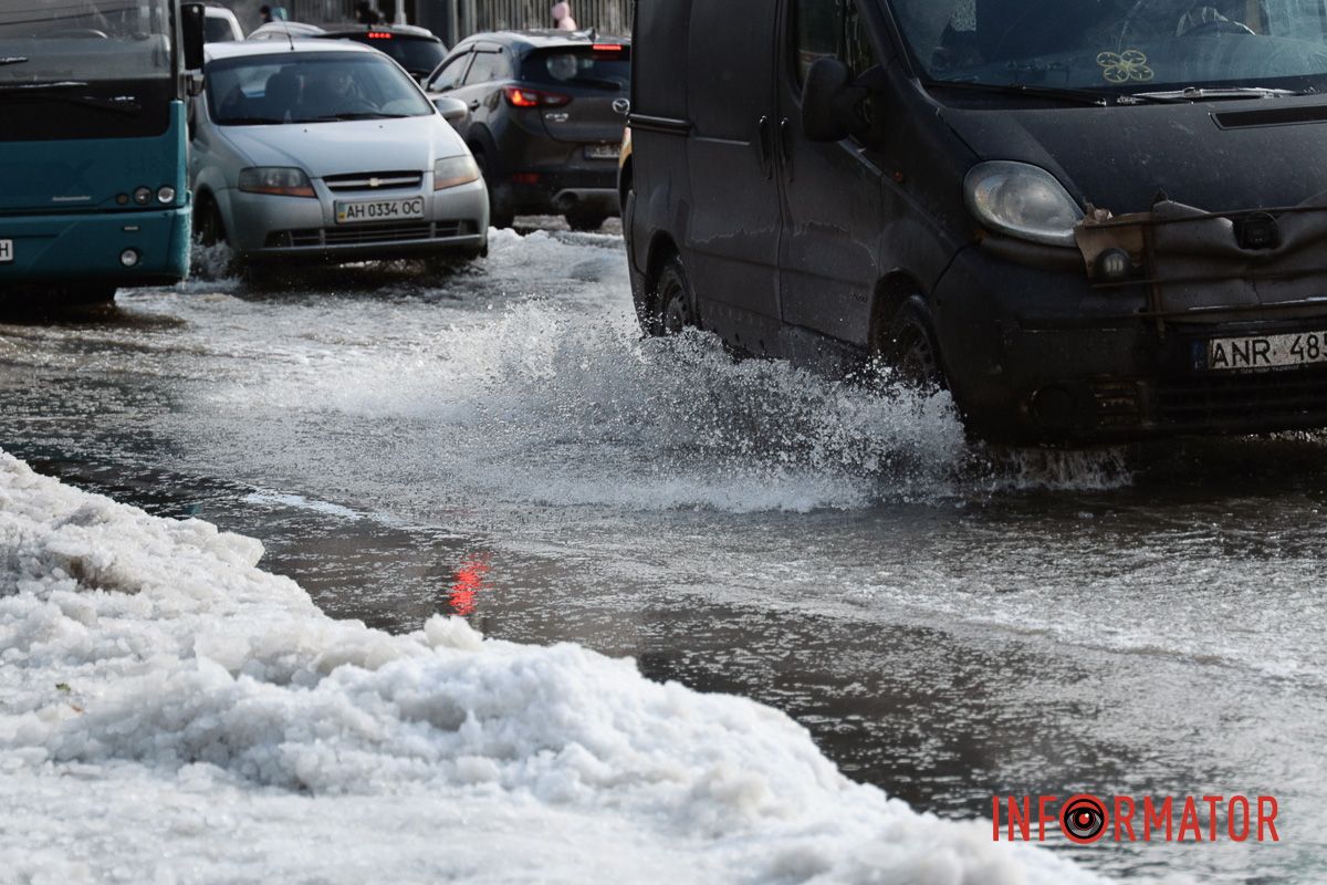 У морози у Дніпрі біля ринку «Зразковий» прорвало водогін: усе потопає у воді 11