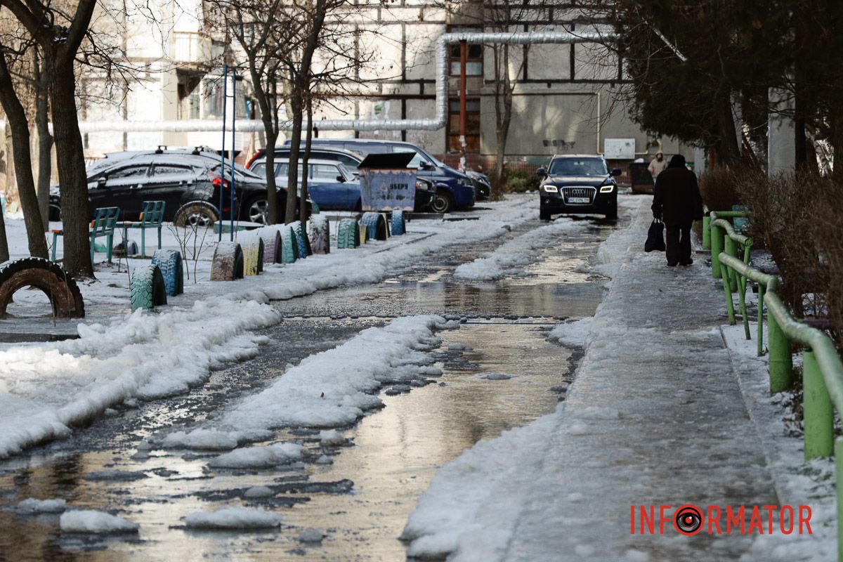 У морози у Дніпрі біля ринку «Зразковий» прорвало водогін: усе потопає у воді 9