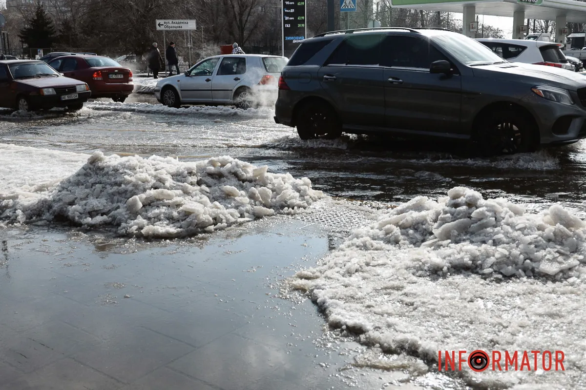 У морози у Дніпрі біля ринку «Зразковий» прорвало водогін: усе потопає у воді 6