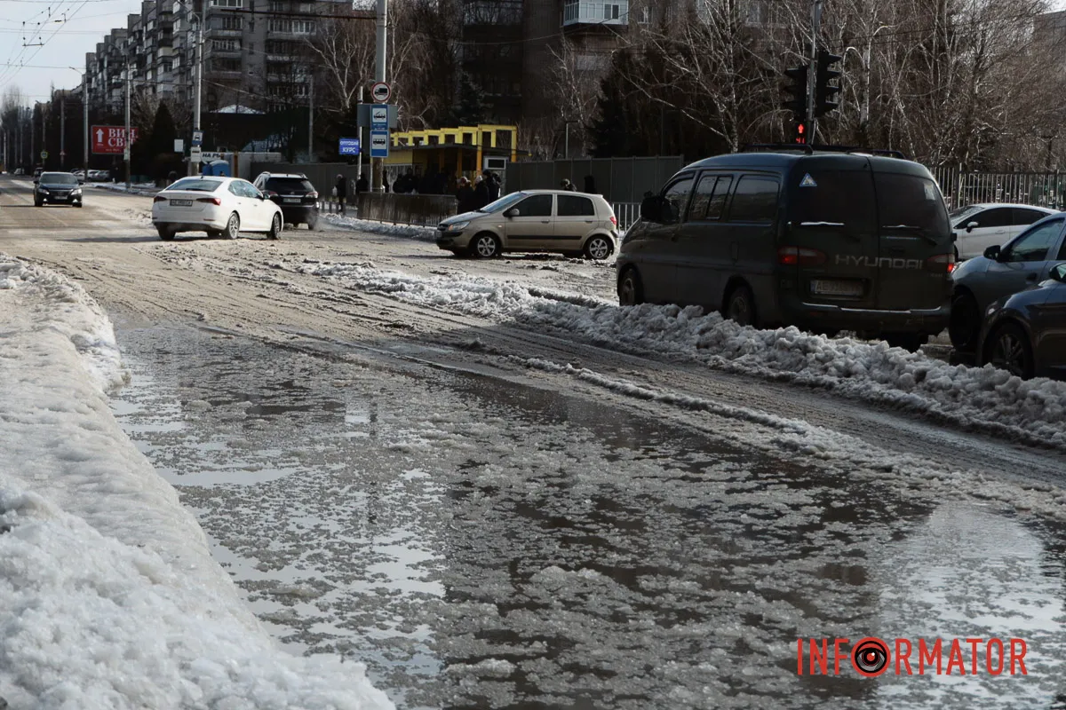 У морози у Дніпрі біля ринку «Зразковий» прорвало водогін: усе потопає у воді 5