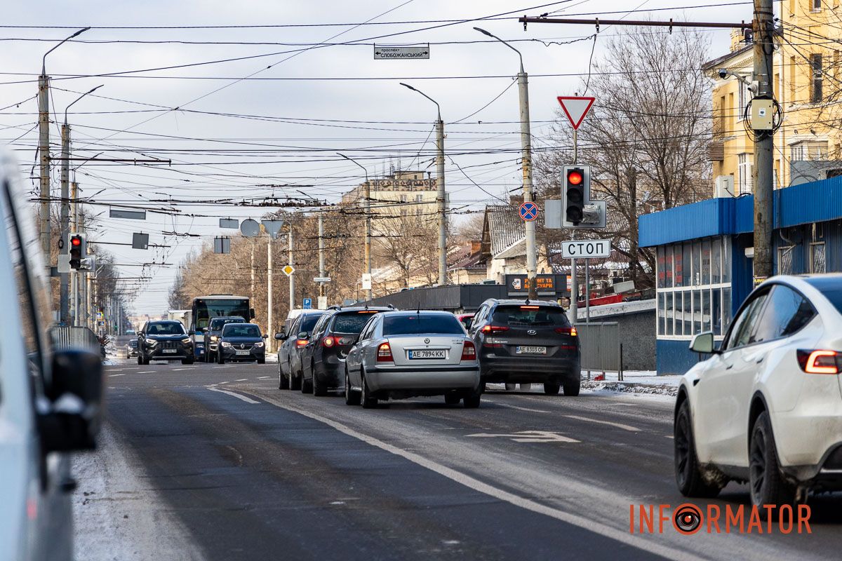 Теперь во время движения с проспекта Петра Калнышевского в сторону проспекта Слобожанского можно ехать прямо сразу из двух полос Изменения для водителей: на Калиновой в Днепре установили новые дорожные знаки 4