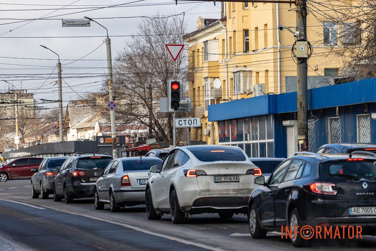 Водителей просят быть внимательными и учитывать новую схему движения, чтобы избежать аварийных ситуаций. Изменения для водителей: на Калиновой в Днепре установили новые дорожные знаки 5