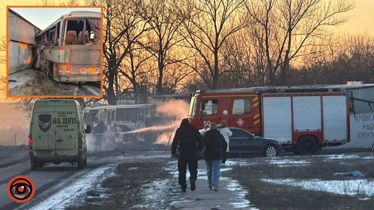 У Павлоградському районі ворожий БпЛА влучив у службовий автобус, 12 загиблих: у ДСНС показали кадри з місця атаки