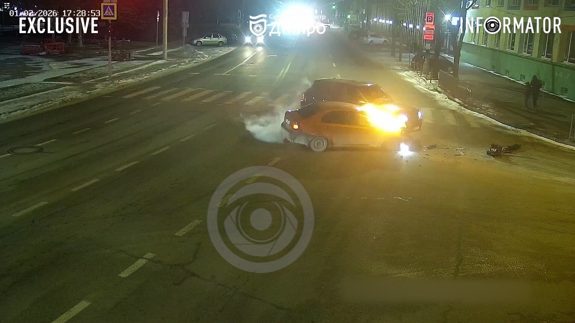 Відео моменту: у Дніпрі на Січеславській Набережній Lanos вигорів вщент після зіткнення з Range Rover