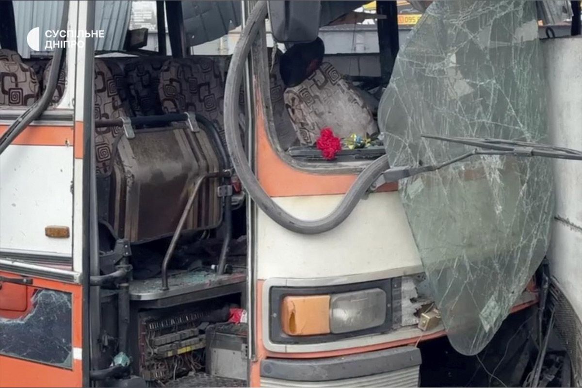 1 лютого росіяни вдарили безпілотником по автобусу у Тернівці у Павлоградському районі 1 лютого росіяни вдарили безпілотником по автобусу у Тернівці у Павлоградському районі