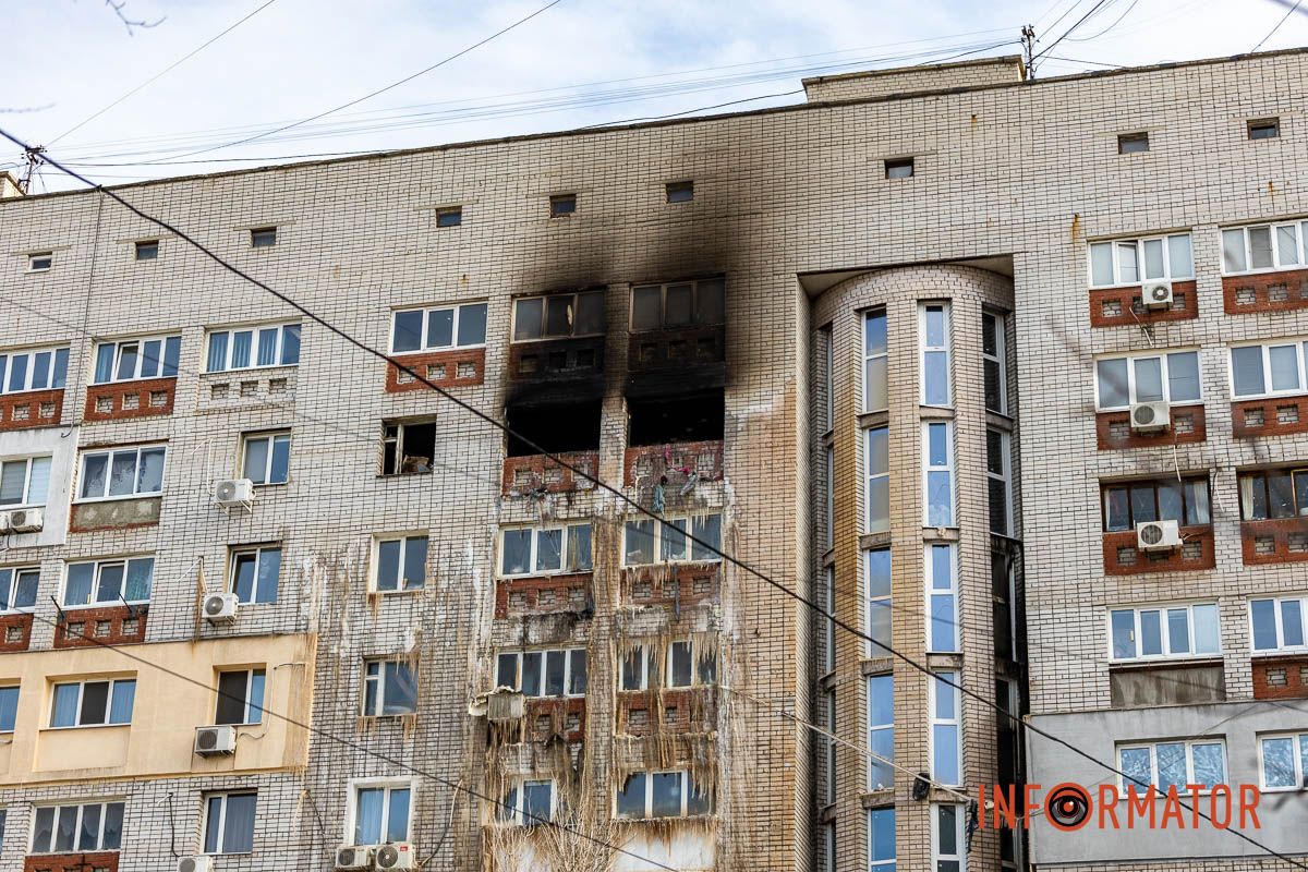 Заледеніла стіна і купа сміття під вікнами: як виглядає місце пожежі на Калнишевського у Дніпрі 3