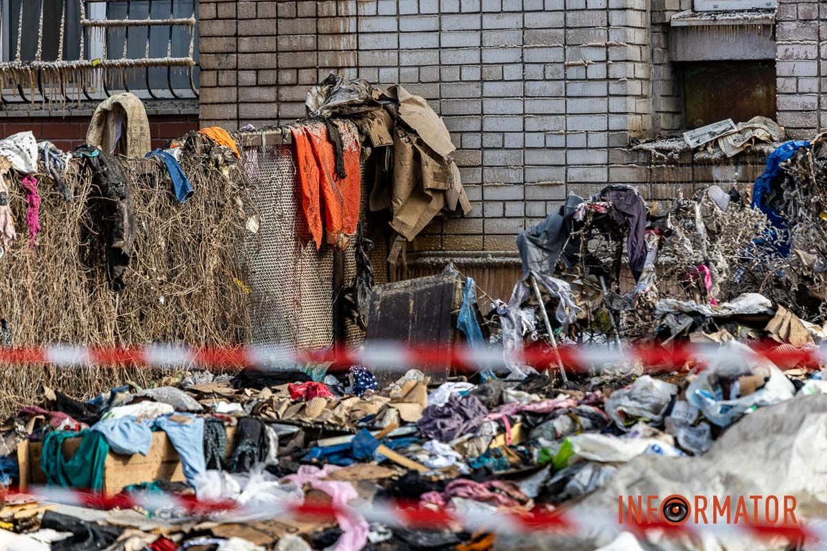 Заледеніла стіна і купа сміття під вікнами: як виглядає місце пожежі на Калнишевського у Дніпрі 5