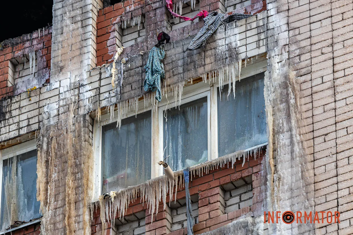 Заледеніла стіна і купа сміття під вікнами: як виглядає місце пожежі на Калнишевського у Дніпрі 8