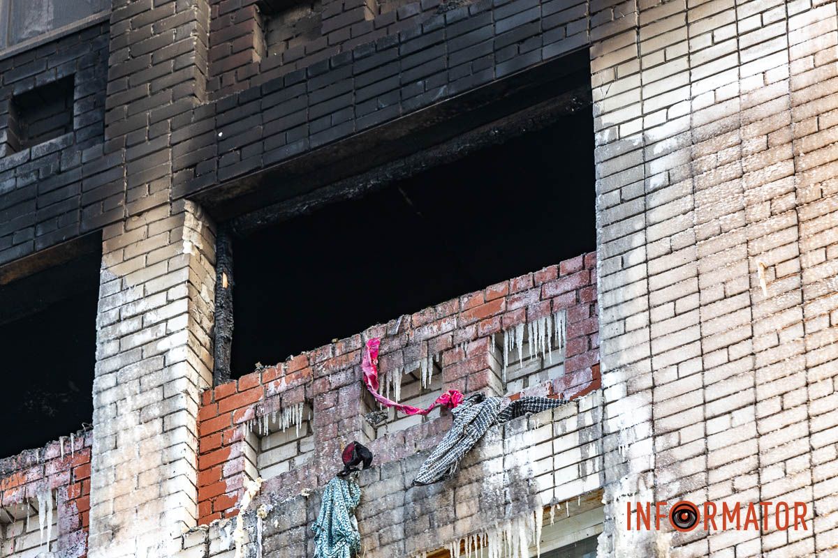 Заледеніла стіна і купа сміття під вікнами: як виглядає місце пожежі на Калнишевського у Дніпрі 9