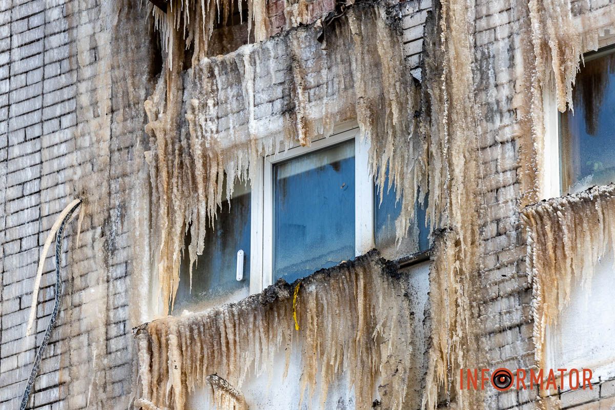 Заледеніла стіна і купа сміття під вікнами: як виглядає місце пожежі на Калнишевського у Дніпрі 10