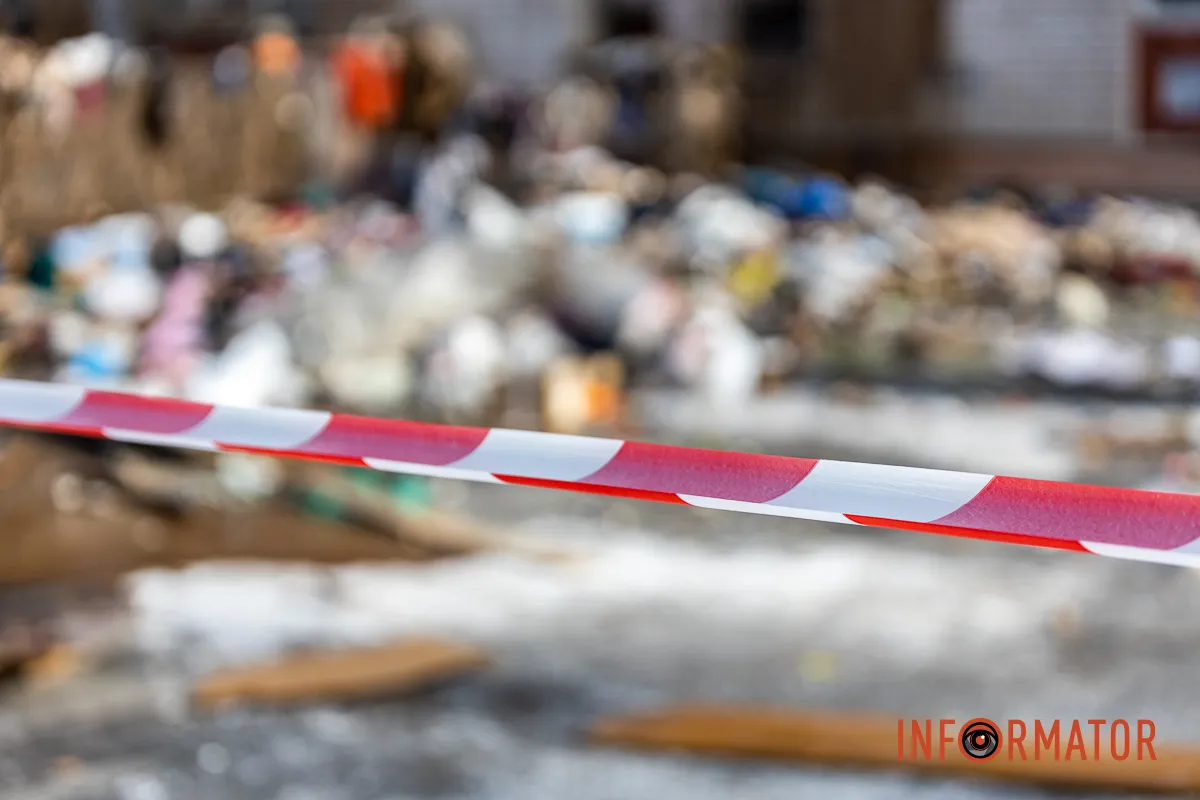 Заледеніла стіна і купа сміття під вікнами: як виглядає місце пожежі на Калнишевського у Дніпрі 12