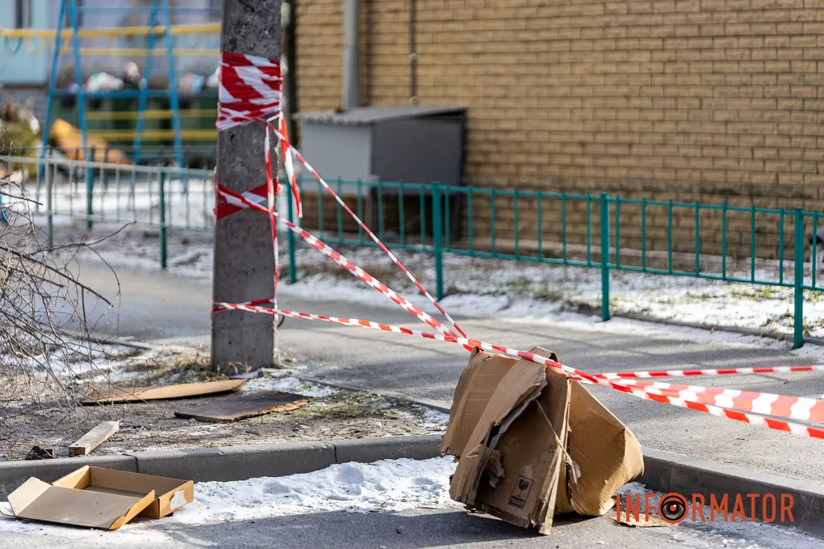 Заледеніла стіна і купа сміття під вікнами: як виглядає місце пожежі на Калнишевського у Дніпрі 13