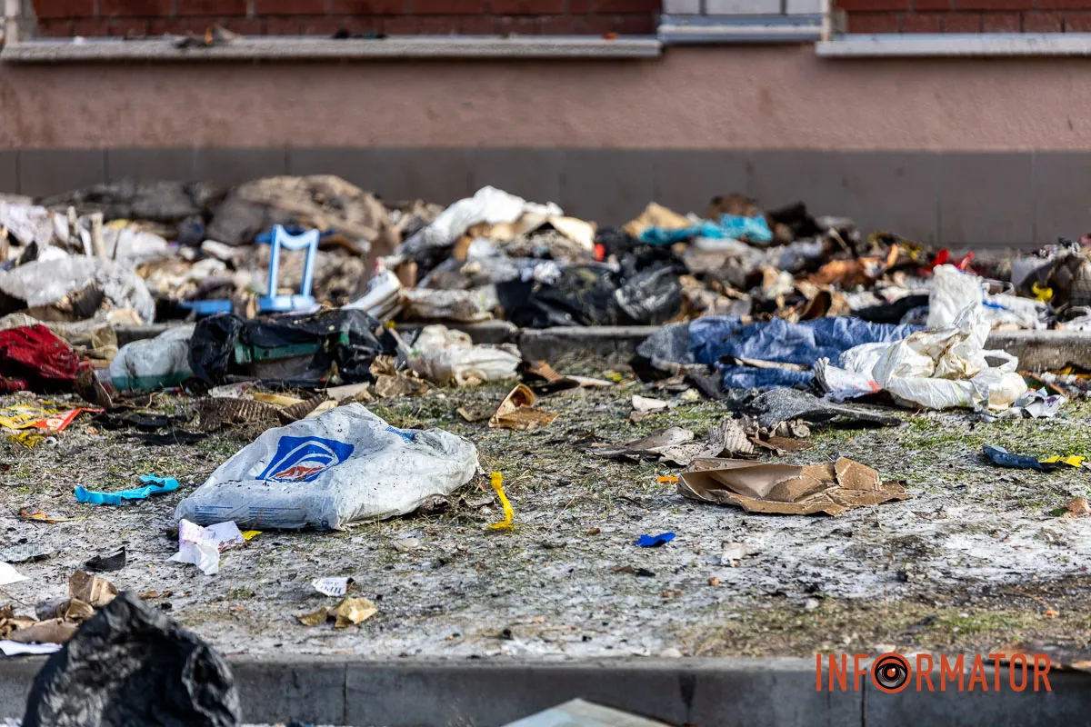 Заледеніла стіна і купа сміття під вікнами: як виглядає місце пожежі на Калнишевського у Дніпрі 16