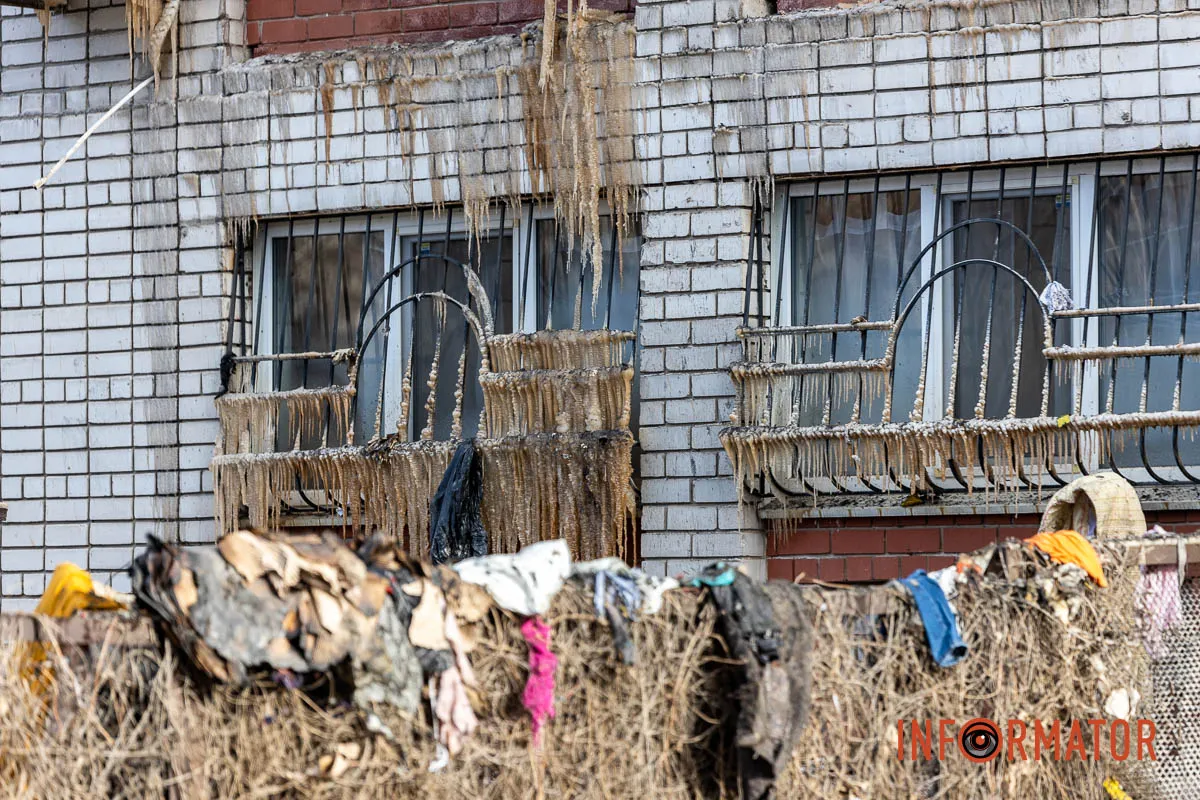 Заледеніла стіна і купа сміття під вікнами: як виглядає місце пожежі на Калнишевського у Дніпрі 15