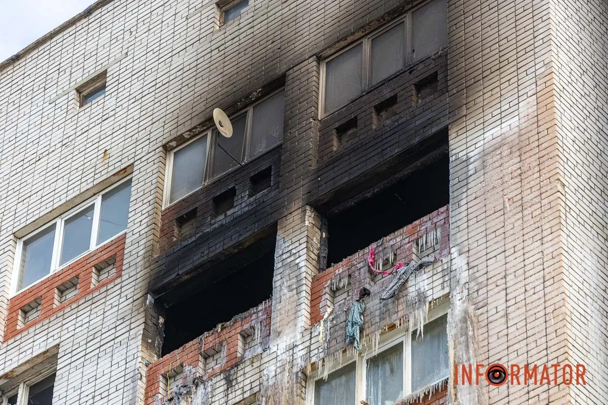 Заледеніла стіна і купа сміття під вікнами: як виглядає місце пожежі на Калнишевського у Дніпрі 18
