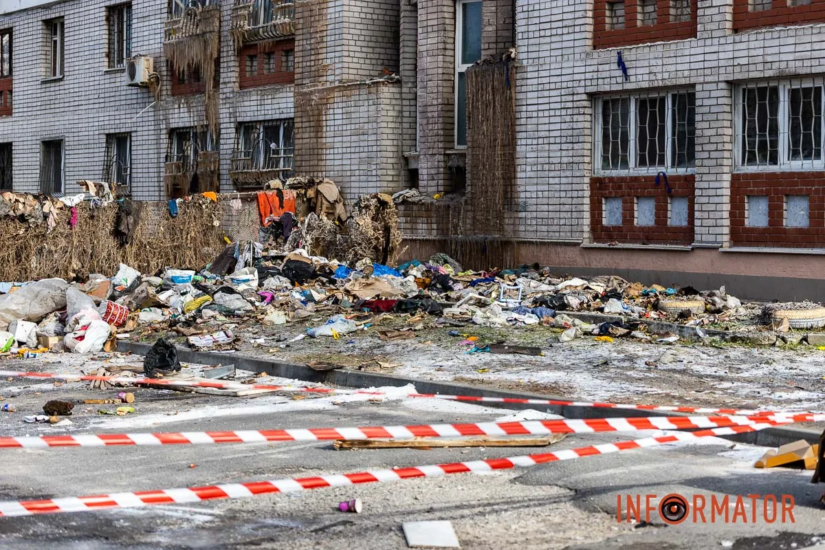 Заледеніла стіна і купа сміття під вікнами: як виглядає місце пожежі на Калнишевського у Дніпрі 19