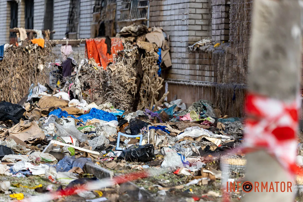 Заледеніла стіна і купа сміття під вікнами: як виглядає місце пожежі на Калнишевського у Дніпрі 22