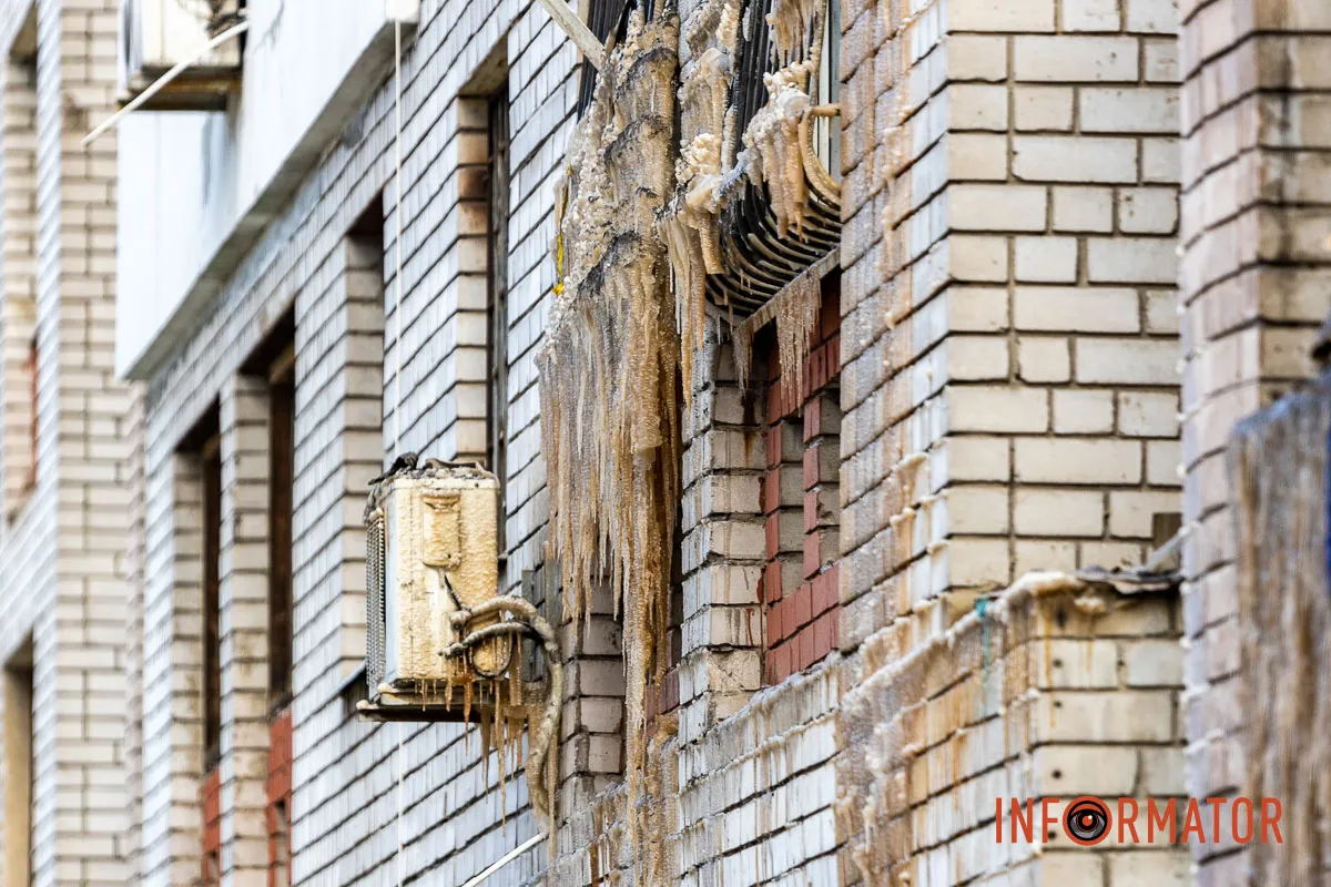 Заледеніла стіна і купа сміття під вікнами: як виглядає місце пожежі на Калнишевського у Дніпрі 23