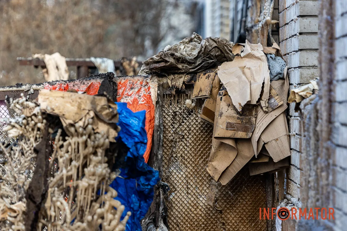 Заледеніла стіна і купа сміття під вікнами: як виглядає місце пожежі на Калнишевського у Дніпрі 24