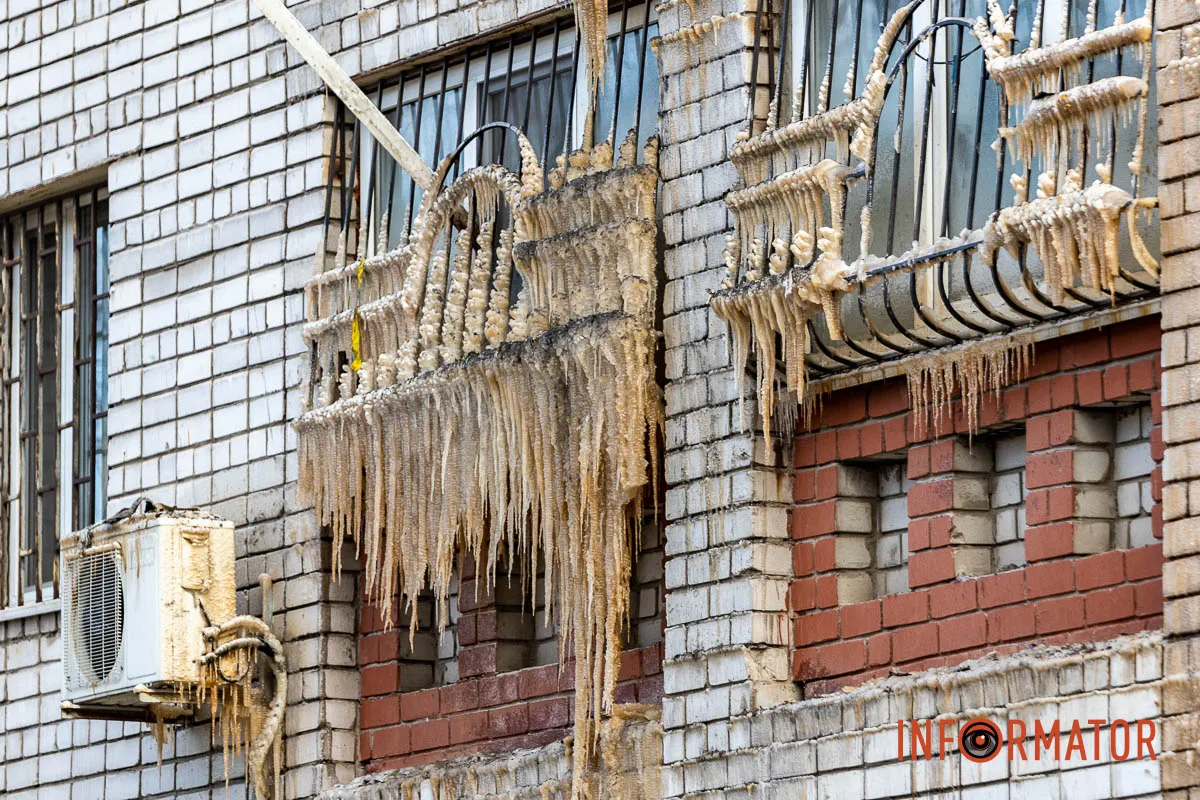 Заледеніла стіна і купа сміття під вікнами: як виглядає місце пожежі на Калнишевського у Дніпрі 25