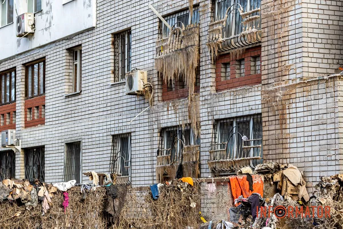 Заледеніла стіна і купа сміття під вікнами: як виглядає місце пожежі на Калнишевського у Дніпрі 26
