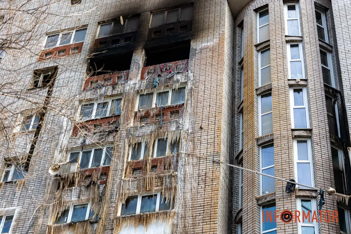 Заледеніла стіна і купа сміття під вікнами: як виглядає місце пожежі на Калнишевського у Дніпрі 29
