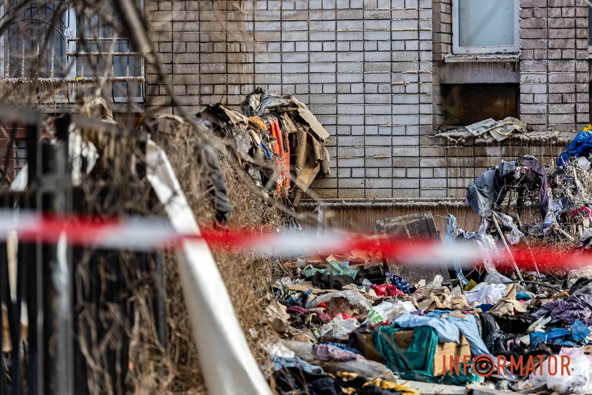 Заледеніла стіна і купа сміття під вікнами: як виглядає місце пожежі на Калнишевського у Дніпрі 30