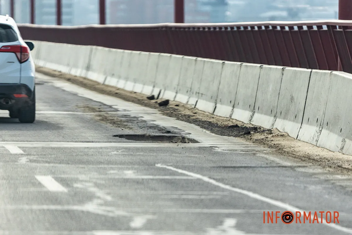 Сніг розтанув разом з асфальтом: мости Дніпра не пережили зиму 1