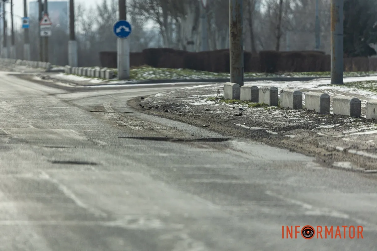 Сніг розтанув разом з асфальтом: мости Дніпра не пережили зиму 2