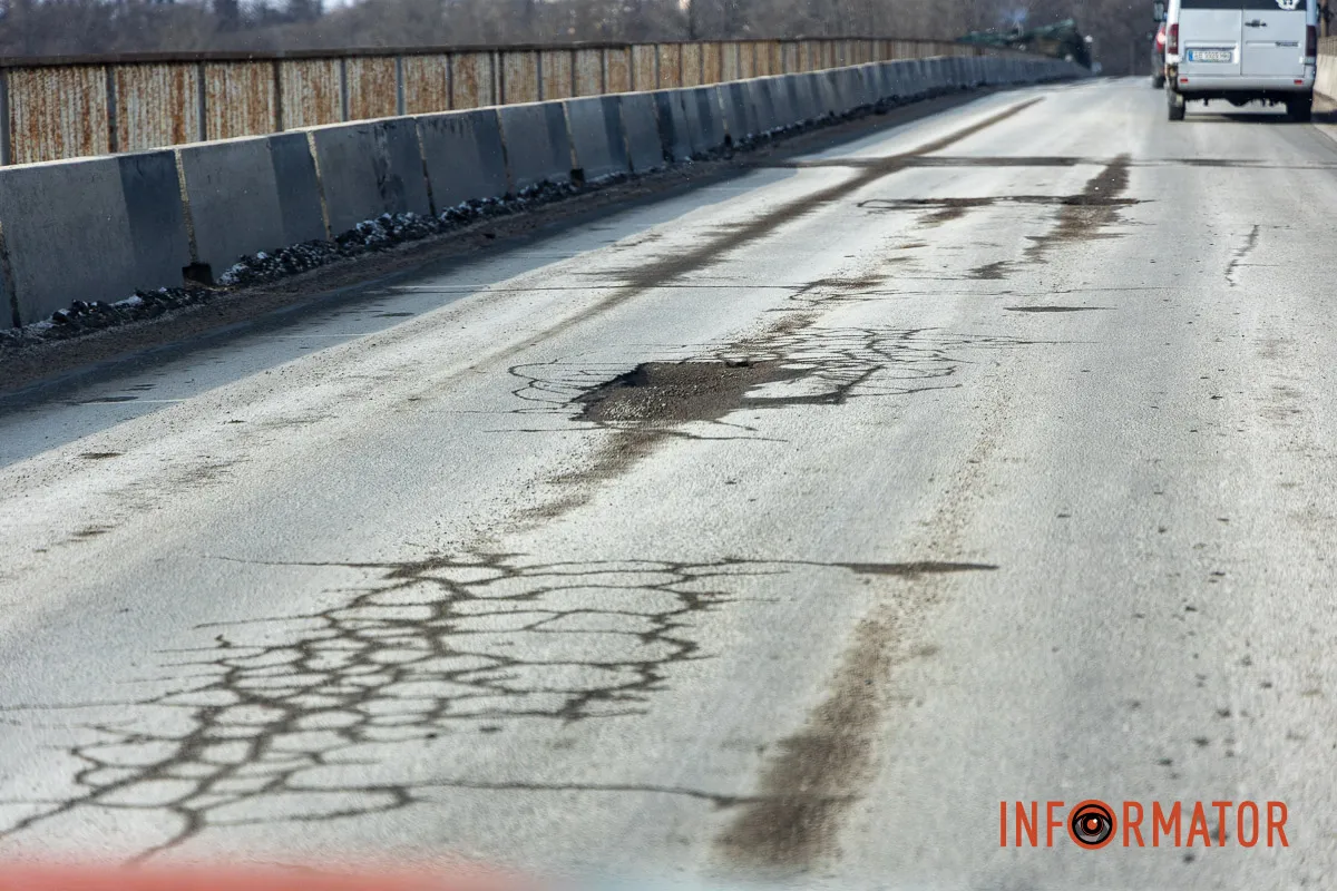 Сніг розтанув разом з асфальтом: мости Дніпра не пережили зиму 16